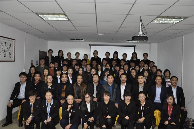微企商盟領(lǐng)導(dǎo)及員工一起合影留念