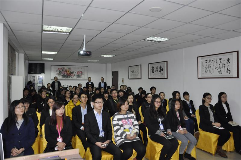 員工們都在用心聆聽