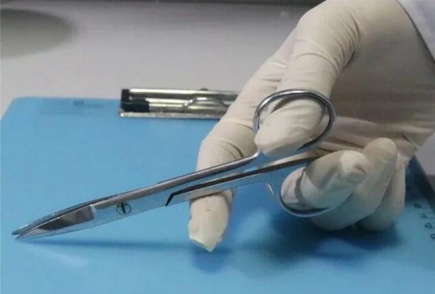 正確持握手術剪的姿勢